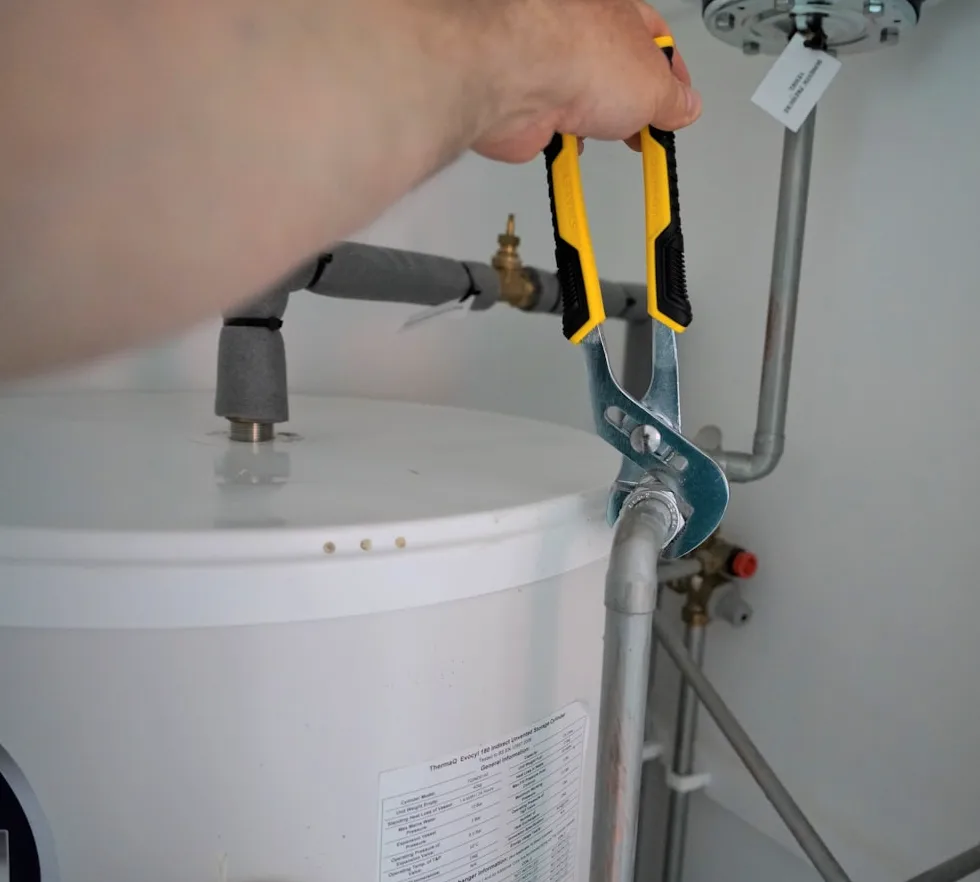 Kombi bağlantıları üzerinde çalışan teknik servis çalışanı